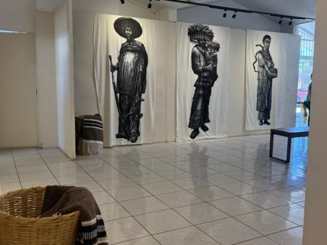 Inaugura alcalde Luis Fuentes Aguilar exposición de grabado monumental ‘Los Nadies’.