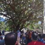 Habitantes amarraron a un árbol al Presidente Municipal al entregar una obra en mal estado