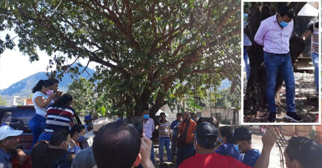 Habitantes amarraron a un árbol al Presidente Municipal al entregar una obra en mal estado