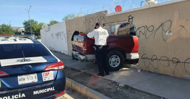 Niño se encaja varilla en la pierna al extrellarse contra una barda el vehículo donde viajaba en la colonia Las Lomas