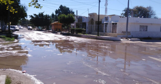 Calles en Empalme se convierten en arroyo de aguas negras