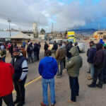 Autobús de pasajeros queda varado duraron horas en bloquero carretero que tiene mineros al Norte de Sonora