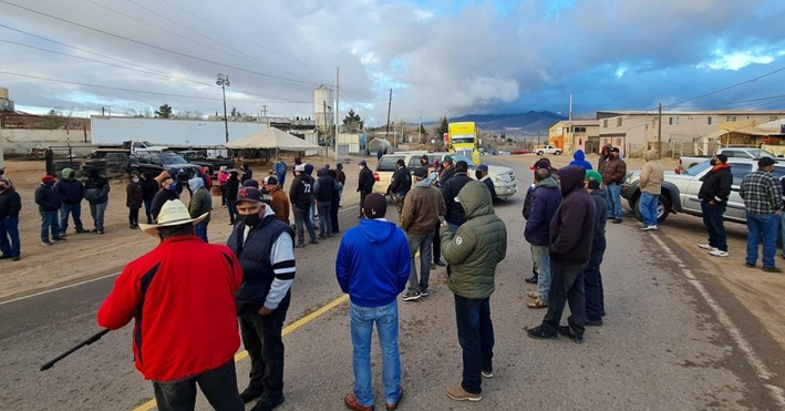 Autobús de pasajeros queda varado duraron horas en bloquero carretero que tiene mineros al Norte de Sonora