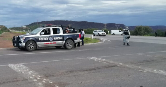 Convoy despojan de sus vehículos a dos familias de paisanos cuando pasaban por Empalme