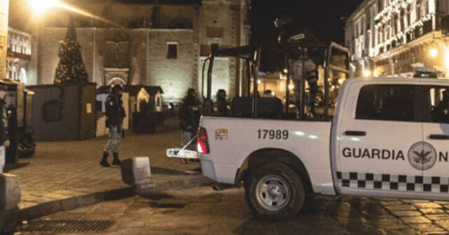 Dejan camioneta con al menos diez cadáveres frente al Palacio de Gobierno