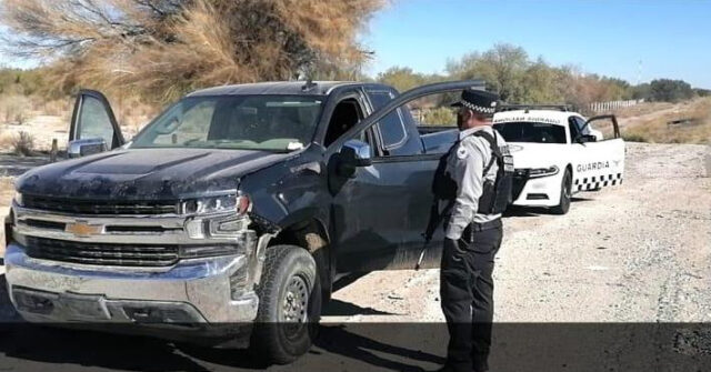 Guardia Nacional aseguran droga y armas en un vehículo en estado de abandono en Altar