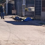 Sicarios ejecutan a motociclista cuando circulaba en la colonia Villas del Trigo