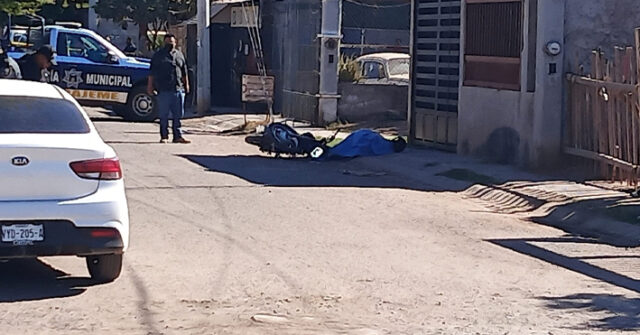 Sicarios ejecutan a motociclista cuando circulaba en la colonia Villas del Trigo