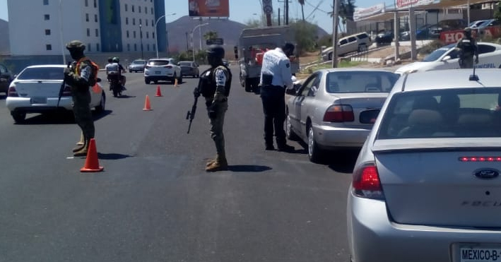 Taxistas protestas por ser víctimas de hostigamiento de parte de autoridades que instalaron filtros de revisión en Guaymas