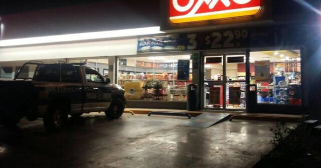 Ladrones asaltan el Oxxo de la colonia Gil Samaniego