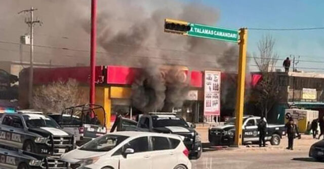 Grupos de la delincuencia organizada incendian tiendas Oxxo en Ciudad Juárez y habitantes roban la cerveza
