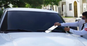 Multarán a conductores que traigan el vidrio frontal del auto polarizado en Guaymas