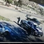 Captan momento en que policía es embestido por el conductor de una camioneta que se negó a detenerse