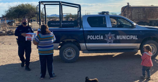 Dona policía despensas a los más necesitados en Hermosillo
