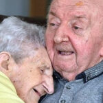 Madre de 98 años se muda al asilo para cuidar a su hijo Tom que necesita cuidados especiales