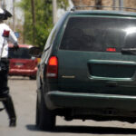 Alcaldesa Karla Córdova inicia operativo de vehículos que circulan sin placas para la recaudación de dinero