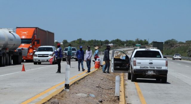 Integrantes de la Tribu Yaqui continúan con cobros a conductores en la carretera internacional.