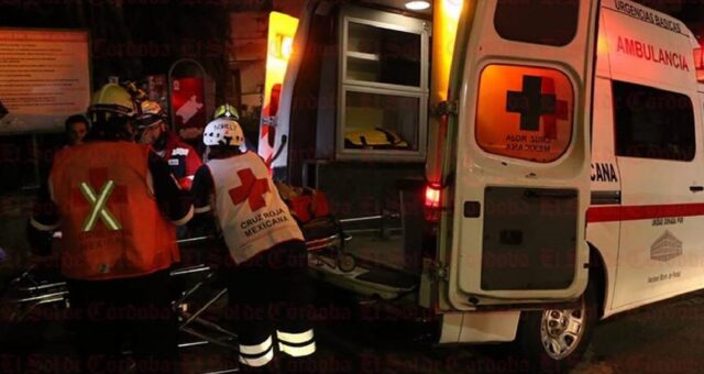 Paramédicos de Cruz Roja de Hermosillo atendieron al joven herido.