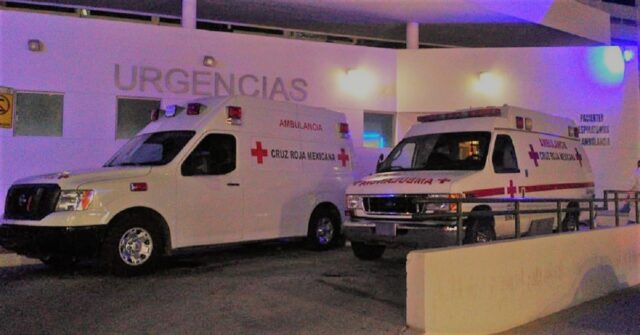 Paramédicos de Cruz Roja auxiliaron a la mujer atropellada.