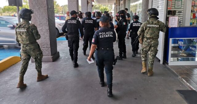 Movilización policiaca y militar, tras el hallazgo de dos cuerpos dentro de un auto abandonado en la Universidad de Colima.