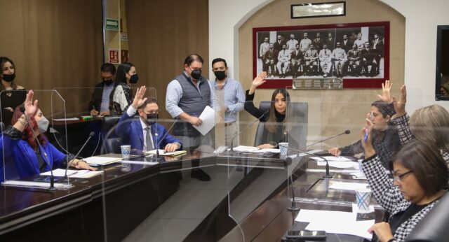 Votación de integrantes de la Comisión de Justicia y Derechos Humanos en el Congreso del Estado.