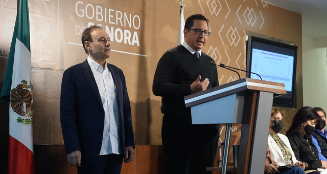 El secretario de Salud en Sonora, José Luis Alomía Zegarra, al rendir informe sobre la disminución de casos de COVID-19, ante la presencia del gobernador Alfonso Durazo.