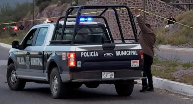 Policías municipales tomaron nota del robo consumado en una vivienda del fraccionamiento El Diamante.