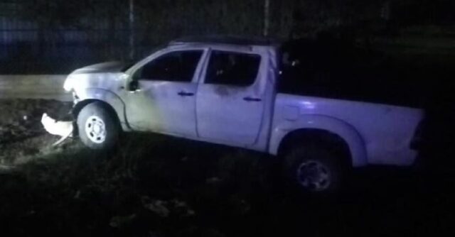 Destrozada quedó la camioneta Toyota “Hilux”, tras volcarse.