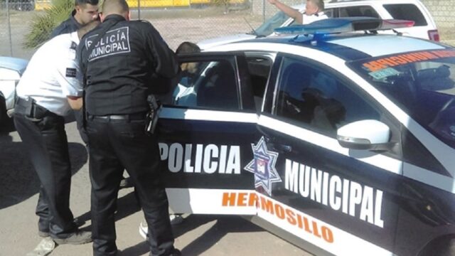 Elementos policiacos de Hermosillo arrestaron a un joven que atacó a golpes a su propia madre.