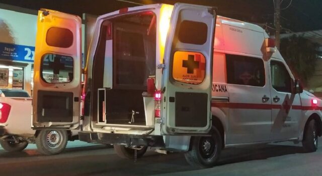Paramédicos auxilian a los lesionados en el choque.
