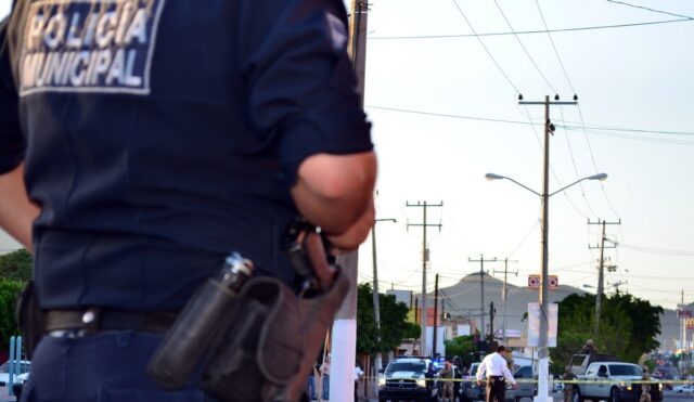 Autorizan uso de armas de fuego a policías que no cumplen requisitos de ley.