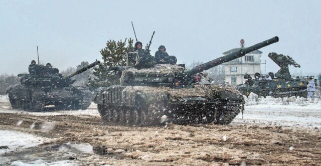 Se alistan fuerzas militares de Rusia y Ucrania para el choque.