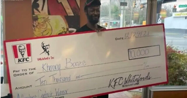 Empleado de Kentucky recibe bono de 200 mil pesos por su puntualidad