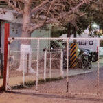 Personal de la Fiscalía General de Justicia del Estado acudieron a la comandancia de Policía Municipal para el procesamiento de la escena.