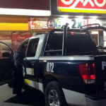 Ebrio pega ‘cristalazo’ para que le vendieran bebidas alcohólicas en el Oxxo del sector Las Plazas