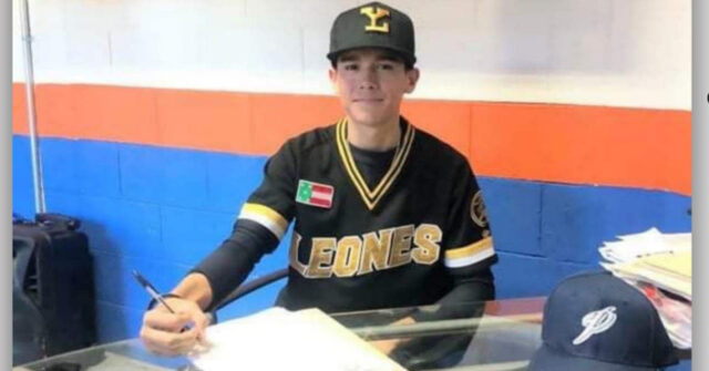 Beisbolita guaymense firma con el equipo profesional de los "Leones" de Yucatán