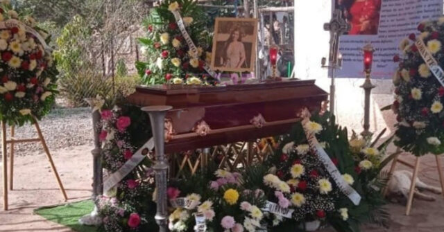 Entre lágrimas dan el último adiós a la joven Lizeth Muñoz en Bácum