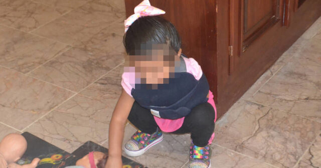 Niñeras de guardería dejan a bebé de 2 años encerrada porque a su mamá se le hizo tarde