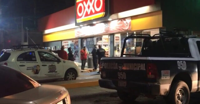 Delincuentes consuman violento atraco en tienda Oxxo
