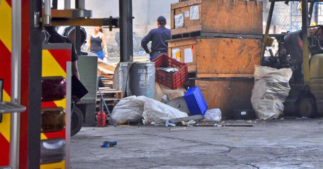 Trabajador se debate entre la vida y la muerte al quedar prensado por puerta de acceso dentro de recicladora