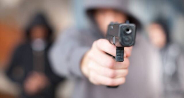 Con una pistola de plástico, un sujeto intentó asaltar gasolinera.
