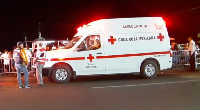 Paramédicos de Cruz Roja auxiliaron a un joven atropellado en el sector Los Vergeles.