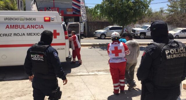 Paramédicos de Cruz Roja auxiliaron al trabajador de la construcción.