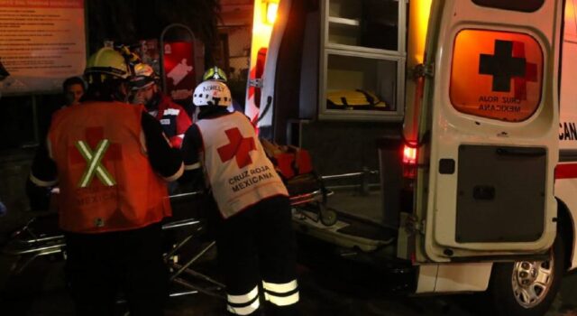 Bomberos y Paramédicos de Cruz Roja de Hermosillo auxilian a un joven lesionado.