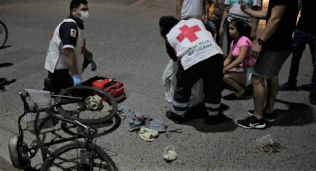 Paramédicos de Cruz Roja auxiliaron a un hombre baleado.