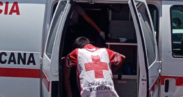 Paramédicos de Cruz Roja auxiliaron a un joven que intentó acabar con su vida.