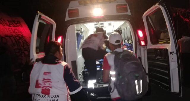 Paramédicos de Cruz Roja auxilian al yaqui herido.