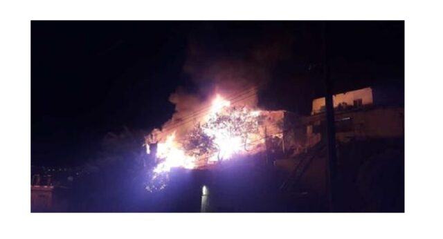 Voraz incendio consume dos humildes viviendas en Nogales.