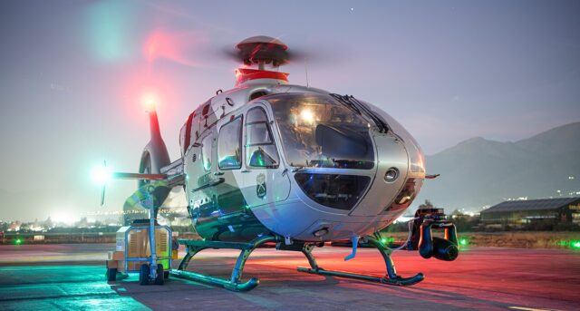 Mediante el uso de un helicóptero fueron rescatados dos migrantes al punto de quedar congelados.