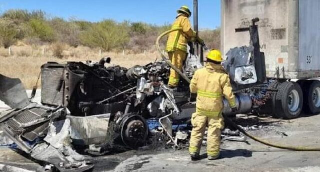 Bomberos de Guaymas sofocaron el incendio de una unidad de carga en la carretera al Norte.